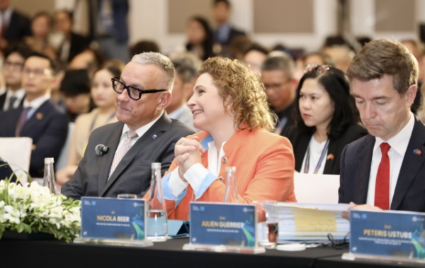 Về phía Liên minh châu Âu, diễn đàn đã nhận được sự quan tâm và tham dự của Cao ủy phụ trách Quan hệ đối tác quốc tế của Liên minh châu Âu (EU) Jozef Síkela, Phó Chủ tịch Ngân hàng Đầu tư châu Âu (EIB) Nicola Beer, Đại sứ Liên minh châu Âu (EU) tại Việt Nam Julien Guerrier. Ảnh: Việt Dũng