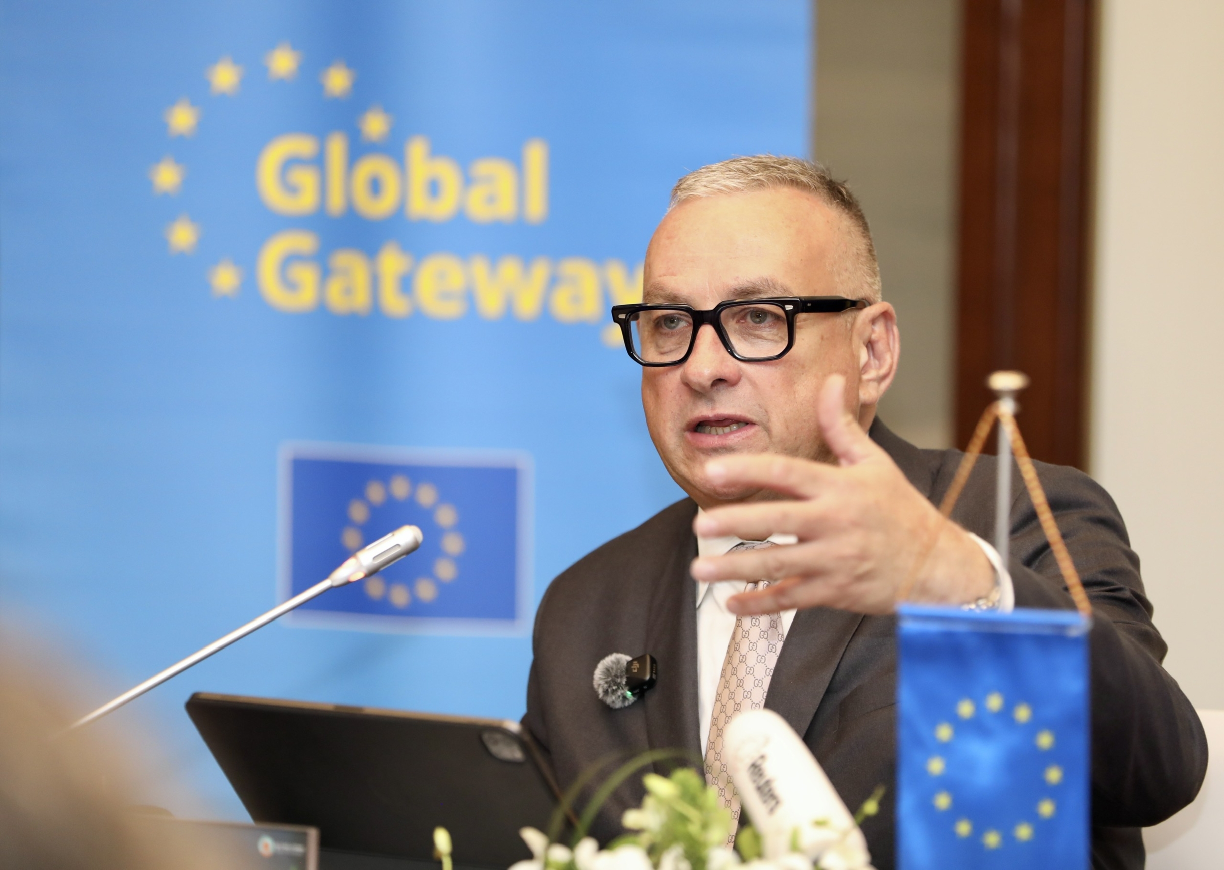 Cao ủy EU Jozef Síkela trả lời phỏng vấn báo chí bên lề sự kiện. Ảnh: Việt Dũng