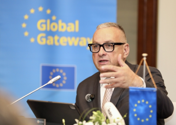 Cao ủy EU Jozef Síkela trả lời phỏng vấn báo chí bên lề sự kiện.&nbsp;Ảnh: Việt Dũng