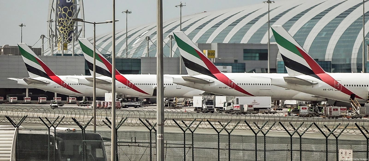 Sân bay Dubai là trung tâm hàng không nhộn nhịp nhất khu vực về các chuyến bay quốc tế — thế nhưng các máy bay chở khách thường xuyên phải ngừng hoạt động. Các sân bay khác trong khu vực Vịnh cũng bị đóng cửa một phần hoặc hoạt động với công suất hạn chế kể từ khi chiến sự bắt đầu, do các cuộc tấn công bằng máy bay không người lái và tên lửa liên tiếp của Iran.