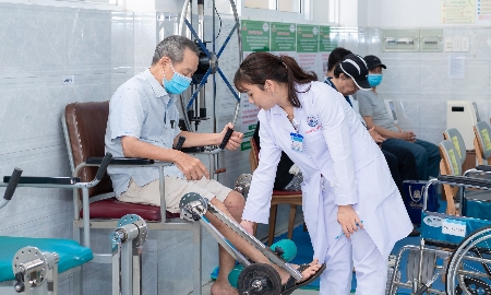 Mô hình kết hợp đánh giá sức khỏe, chăm sóc dinh dưỡng, phục hồi chức năng và trị liệu tâm lý, giúp người bệnh duy trì sinh hoạt bình thường.
