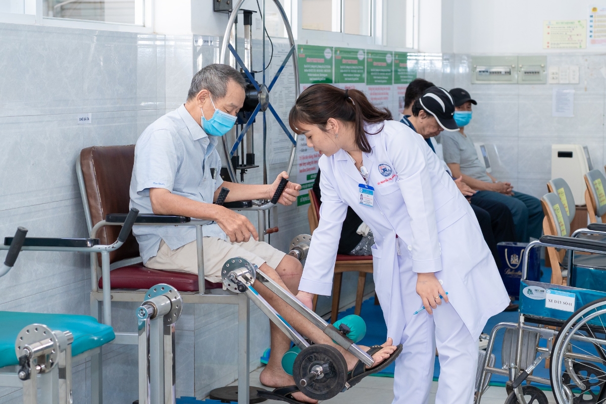 Mô hình kết hợp đánh giá sức khỏe, chăm sóc dinh dưỡng, phục hồi chức năng và trị liệu tâm lý, giúp người bệnh duy trì sinh hoạt bình thường.