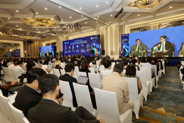 Phiên chuyên đề với chủ đề: Mở rộng quy mô tài chính xanh hướng tới tương lai không phát thải ròng. Ảnh: Việt Dũng