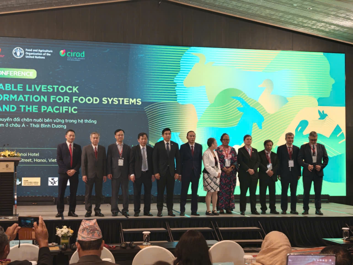 Thứ trưởng Phùng Đức Tiến cùng lãnh đạo các tổ chức quốc tế chụp ảnh lưu niệm tại phiên khai mạc hội nghị.&nbsp;Ảnh: Chu Khôi.