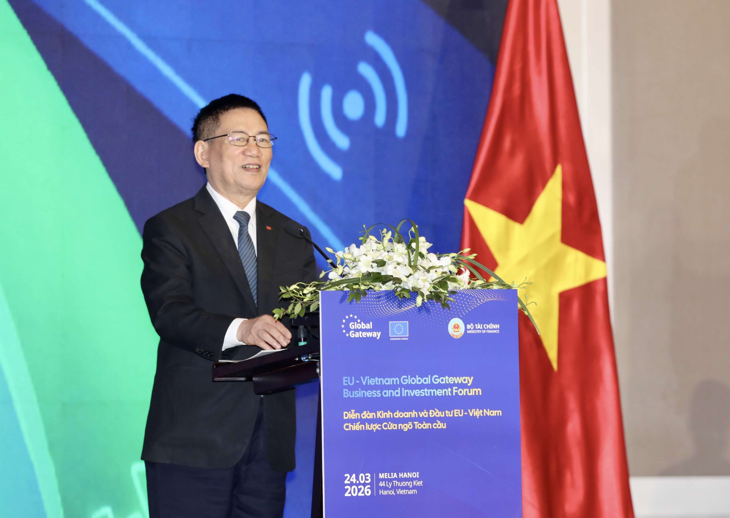 Phát biểu chỉ đạo tại sự kiện, Phó Thủ tướng Hồ Đức Phớc khẳng định quan hệ Việt Nam – EU đã phát triển mạnh mẽ trong hơn 30 năm qua, với khuôn khổ hợp tác ngày càng hoàn thiện, đặc biệt là vai trò của Hiệp định EVFTA trong việc thúc đẩy thương mại và đầu tư song phương. EU hiện là một trong những đối tác kinh tế hàng đầu của Việt Nam, với kim ngạch thương mại tăng trưởng ổn định và đóng góp tích cực của cộng đồng doanh nghiệp châu Âu.&nbsp;Ảnh: Việt Dũng.