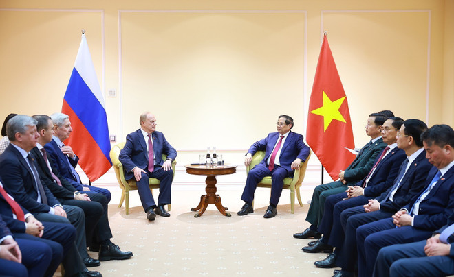 At the meeting between Prime Minister Pham Minh Chinh (right) and Gennady Zyuganov, Chairman of the Central Committee of the Communist Party of the Russian Federation (Photo: VNA)