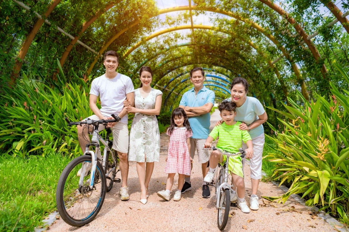 Cả gia đình dạo chơi tại công viên thuộc Khu đô thị mới Dương Nội.