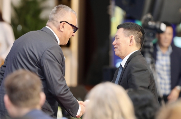 Cao ủy EU về Đối tác Quốc tế Jozef Síkela trao đổi với Phó Thủ tướng Hồ Đức Phớc bên lề Diễn đàn.&nbsp;Ảnh: Việt Dũng