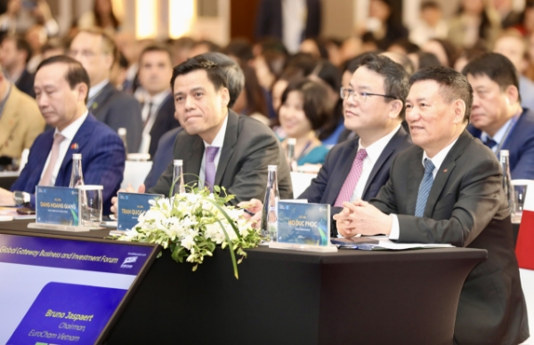 Phó Thủ tướng đề xuất EU tăng cường hỗ trợ Việt Nam tiếp cận nguồn tài chính xanh, chuyển giao công nghệ và thúc đẩy đầu tư chất lượng cao trong các lĩnh vực như năng lượng tái tạo, kinh tế xanh, kinh tế số, công nghệ bán dẫn và hạ tầng chiến lược. Đồng thời, kêu gọi các quốc gia thành viên EU sớm hoàn tất phê chuẩn Hiệp định Bảo hộ Đầu tư Việt Nam – EU (EVIPA), qua đó hoàn thiện hành lang pháp lý và tạo niềm tin cho doanh nghiệp hai bên. Ảnh: Việt Dũng