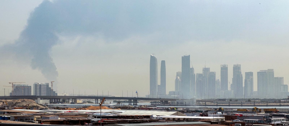 Tại Dubai, một cuộc tấn công bằng máy bay không người lái đã gây cháy một kho nhiên liệu gần sân bay hôm thứ Hai. Bầu trời thành phố bao phủ trong khói lửa.