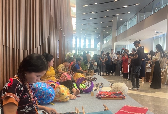 Khách tìm hiểu và trải nghiệm các nghệ nhân làng nghề truyền thống. Ảnh Ngô Anh Văn