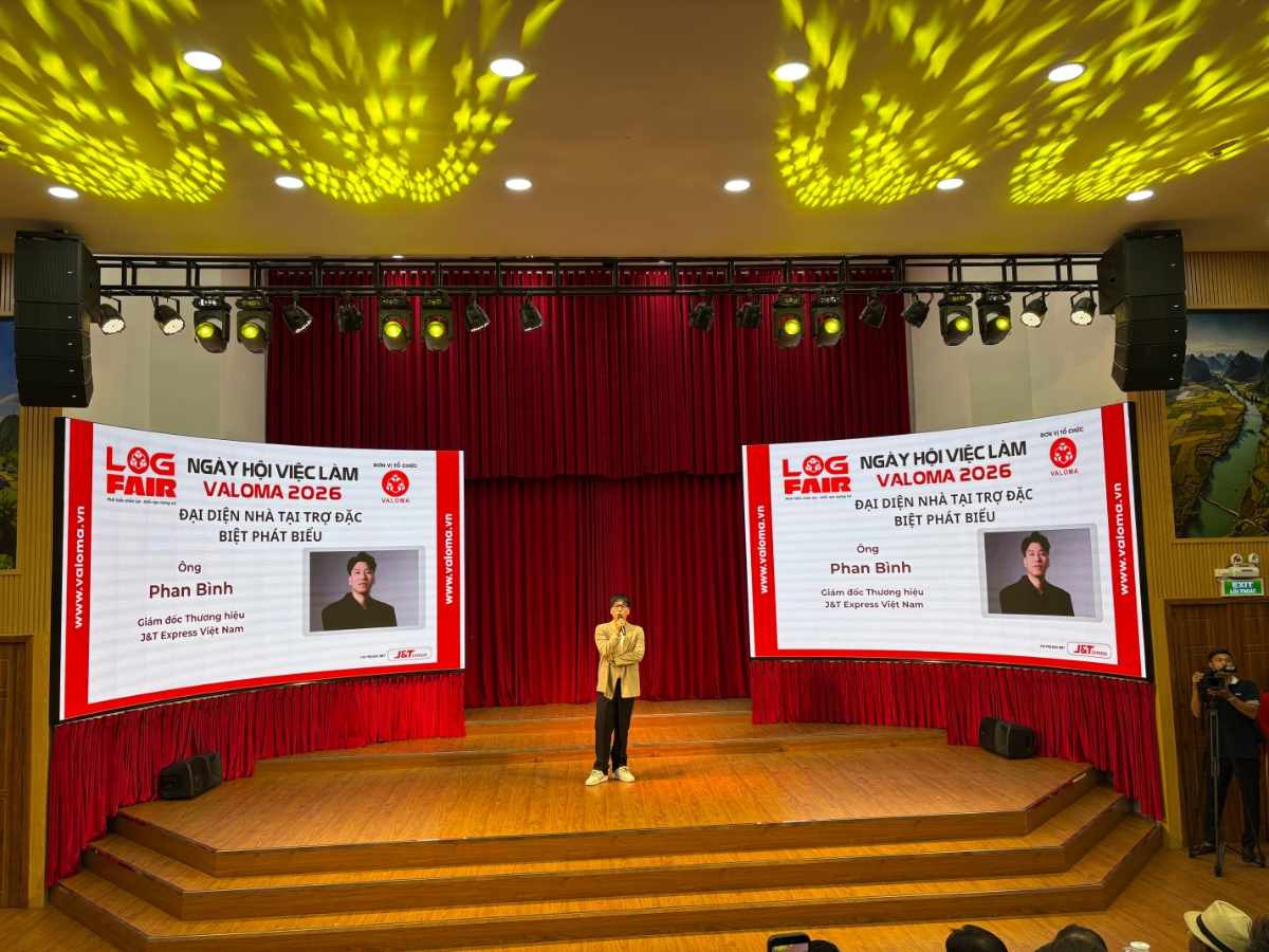 Ông Phan Bình - Giám đốc Thương hiệu J&T Express Việt Nam, tham gia giao lưu cùng sinh viên tại Ngày hội việc làm VALOMA 2026 ở điểm cầu TP.HCM.