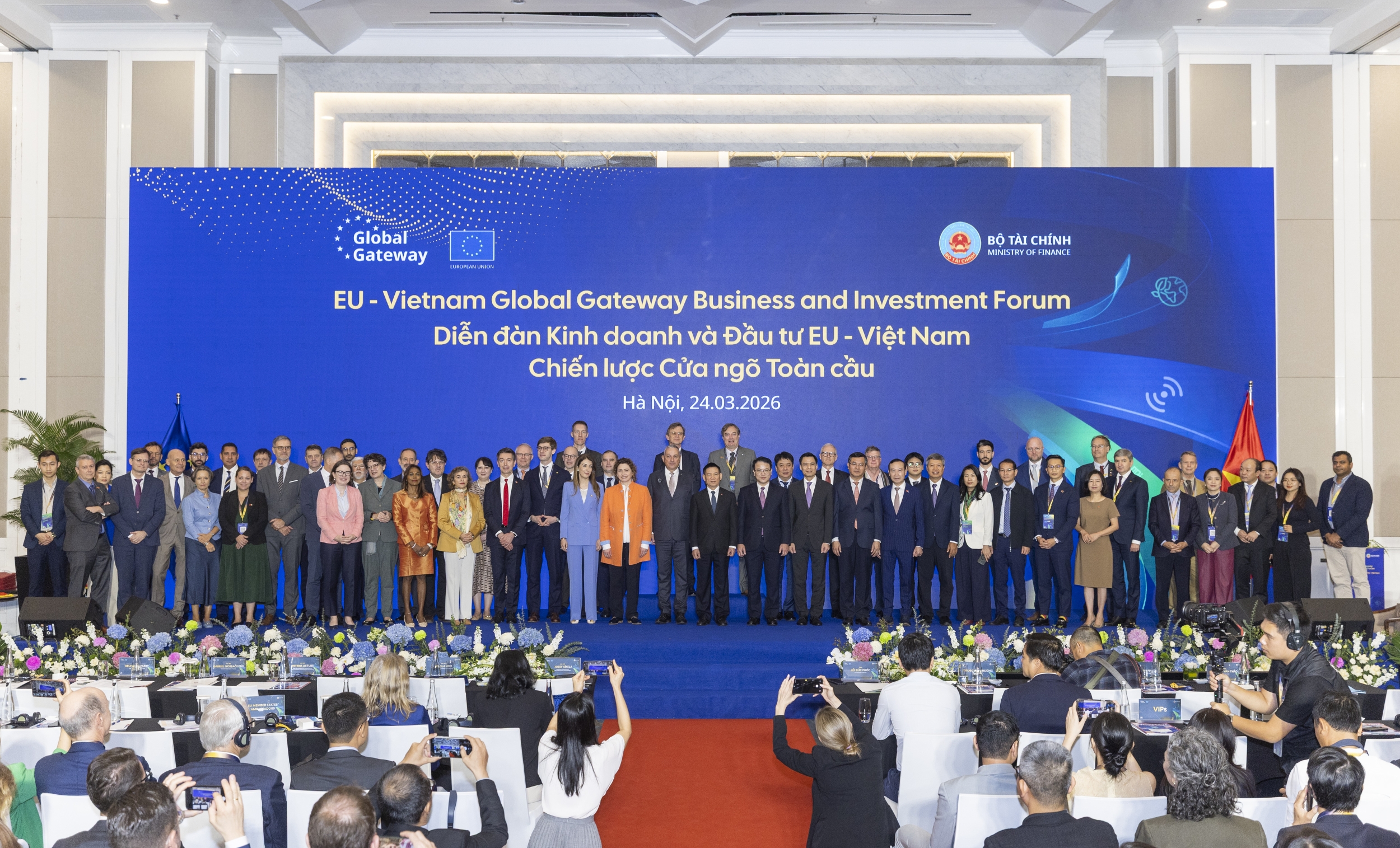 Diễn đàn có sự tham dự của các lãnh đạo cấp cao của Việt Nam, trong đó có Phó Thủ tướng Hồ Đức Phớc. Về phía Liên minh châu Âu (EU) có sự tham dự của Cao ủy phụ trách Quan hệ đối tác quốc tế của Liên minh châu Âu (EU) Jozef Síkela, Phó Chủ tịch Ngân hàng Đầu tư châu Âu (EIB) Nicola Beer, Đại sứ Liên minh châu Âu (EU) tại Việt Nam Julien Guerrier, Đại sứ các quốc gia thành viên Liên minh châu Âu cùng đông đảo cộng đồng doanh nghiệp và nhà đầu tư quốc tế.