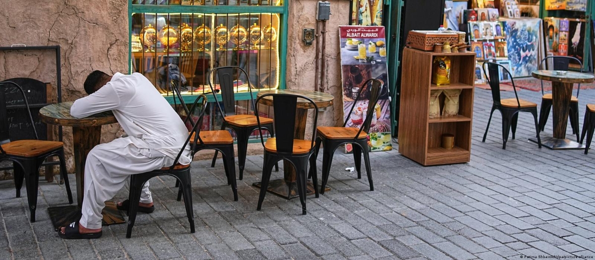 Đây cũng là một đòn giáng mạnh vào các khách sạn, nhà hàng và cửa hàng. Trong ảnh, một người bán hàng tại chợ Al-Seef, - vốn là một trong những khu du lịch chính của Dubai - đang cảm thấy mệt mỏi vì cảnh ế ẩm.