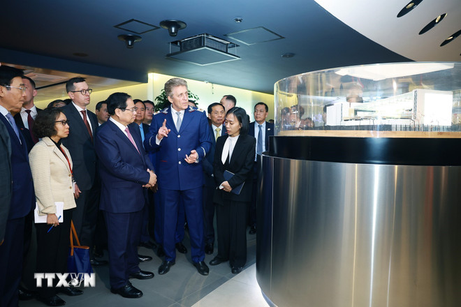 Thủ tướng Phạm Minh Chính thăm Trung tâm điều khiển hệ thống tàu điện ngầm Moskva. Ảnh: TTXVN