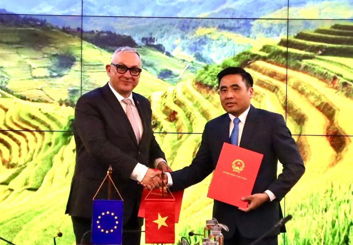 Thứ trưởng Nguyễn Quốc Trị và Cao uỷ Jozef Siskela trao Hiệp định tài chính cho Dự án “Hỗ trợ ngành Lâm nghiệp Việt Nam của Liên minh châu Âu”. Ảnh: Phương Linh.