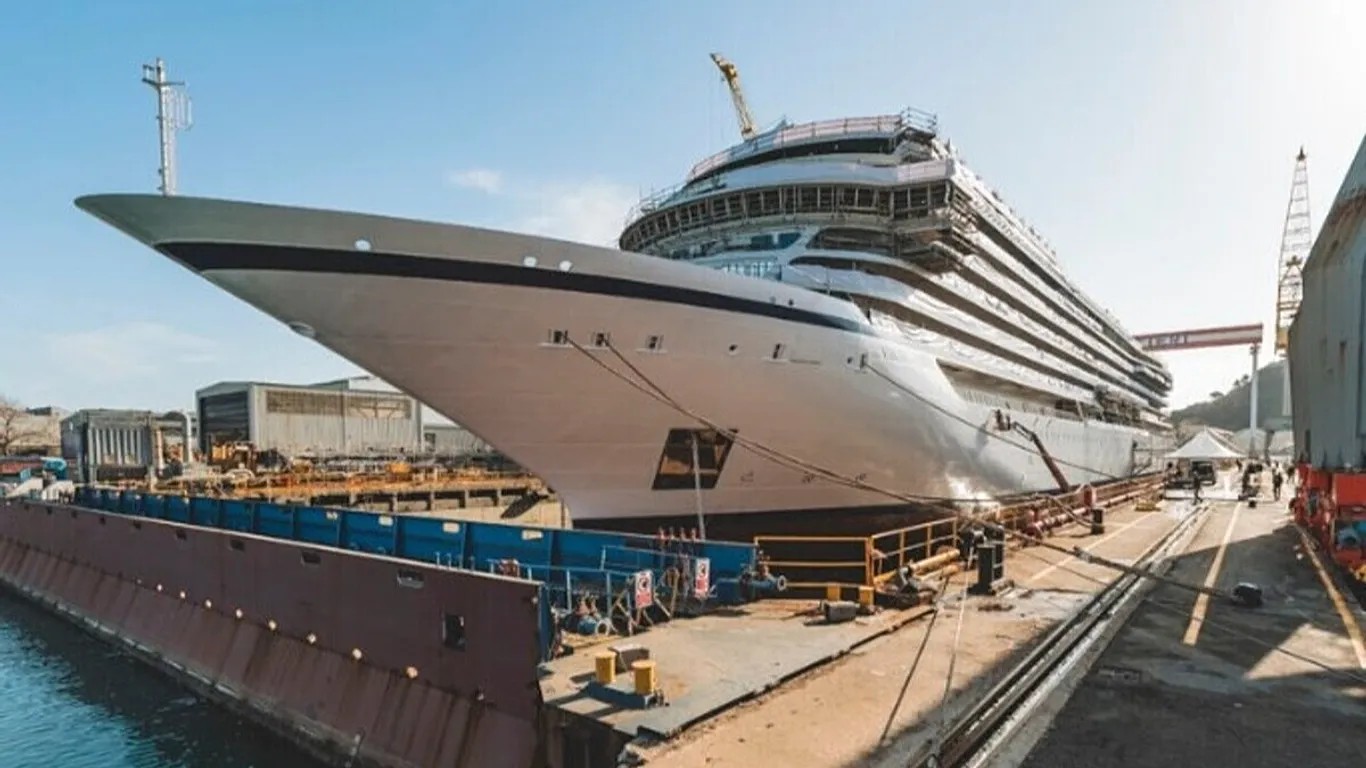 Tàu du lịch Viking Libra trong quá trình hạ thủy tại xưởng đóng tàu Ancona của Fincantieri (Italy), đánh dấu bước tiến quan trọng trong dự án phát triển du thuyền chạy bằng hydro đầu tiên trên thế giới. Ảnh: Fincantieri/Viking