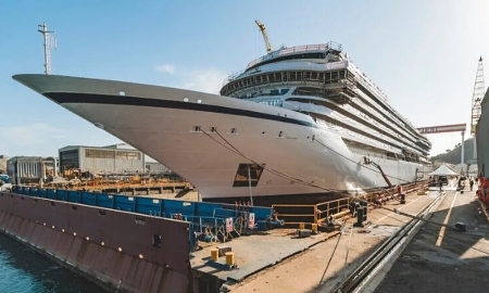 Tàu du lịch Viking Libra trong quá trình hạ thủy tại xưởng đóng tàu Ancona của Fincantieri (Italy), đánh dấu bước tiến quan trọng trong dự án phát triển du thuyền chạy bằng hydro đầu tiên trên thế giới. Ảnh: Fincantieri/Viking