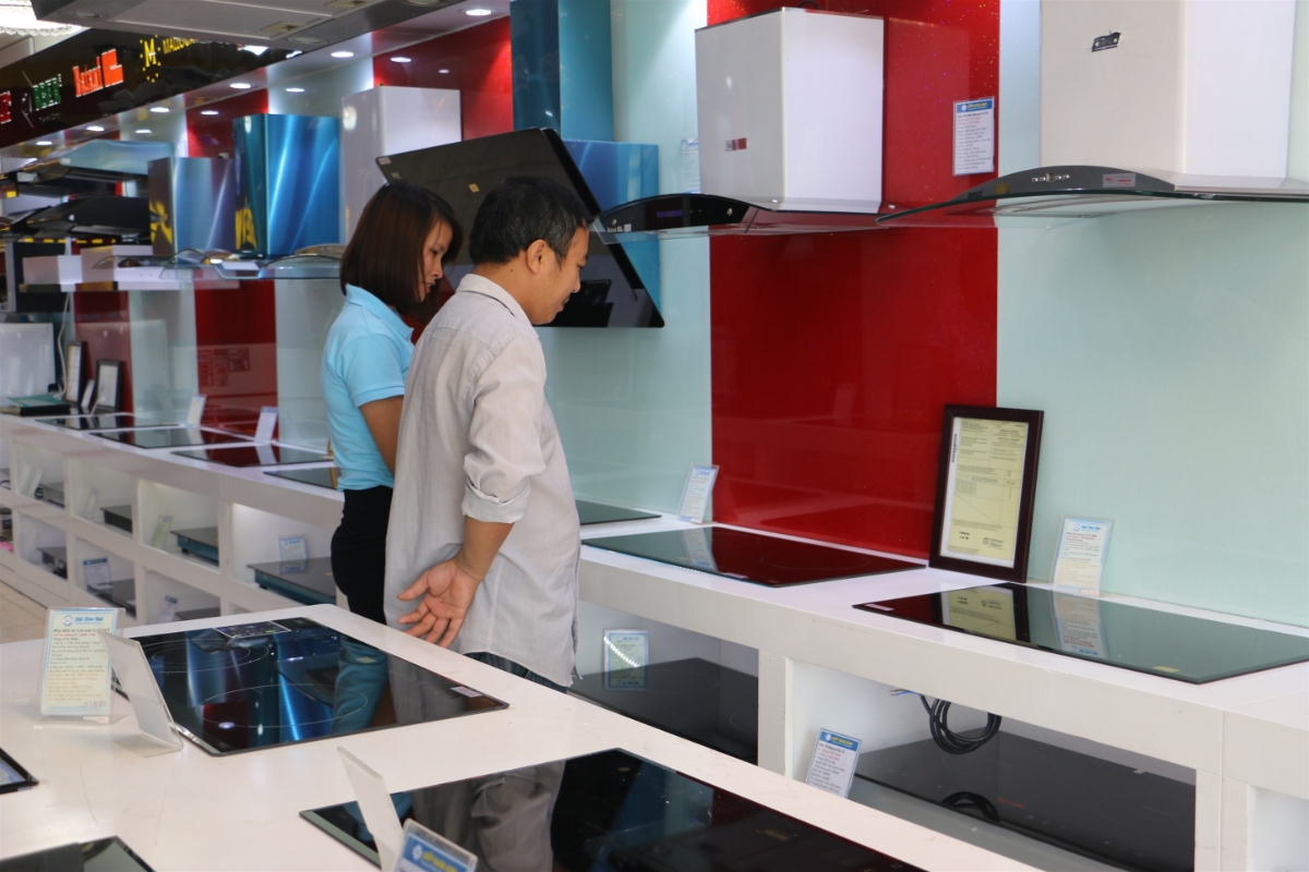 Trước áp lực chi phí nhiên liệu, nhu cầu mua bếp điện tại các siêu thị, trung tâm điện máy đang tăng mạnh.