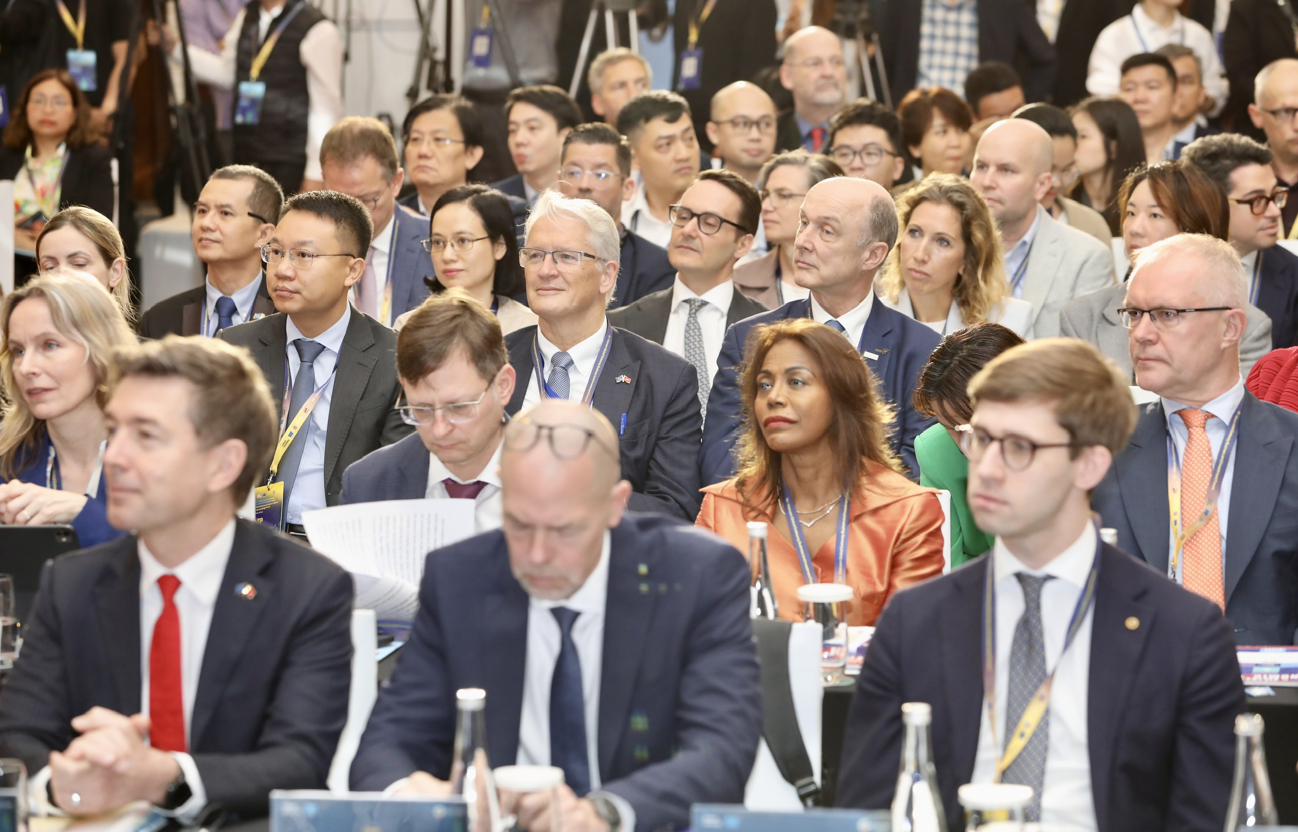 Sự kiện thu hút đông đảo&nbsp;cộng đồng doanh nghiệp và nhà đầu tư quốc tế. Trả lời phỏng vấn VnEconomy trước sự kiện, Đại sứ Julien Guerrier cho biết&nbsp;Liên minh châu Âu (EU) coi Việt Nam là một đối tác quan trọng trong ASEAN, không chỉ vì sức sống kinh tế năng động và tiềm năng thị trường của Việt Nam, mà còn vì vai trò ngày càng quan trọng của Việt Nam trong chuỗi giá trị khu vực và toàn cầu, cũng như cam kết mạnh mẽ của Việt Nam đối với chuyển đổi kép xanh và số. Ảnh: Việt Dũng