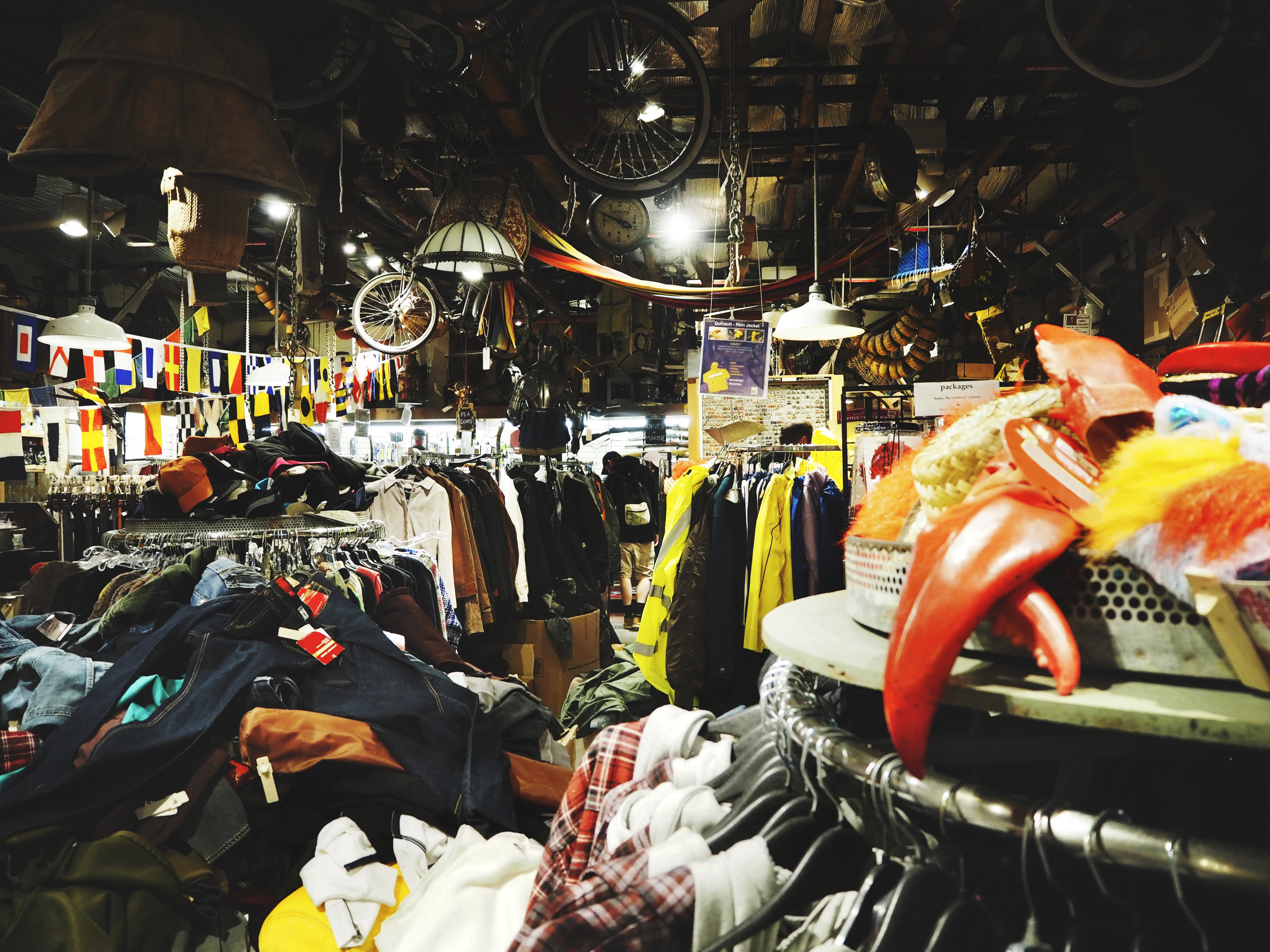 Giá cả tăng cao khiến đồ second-hand trở thành lựa chọn tài chính thông minh.