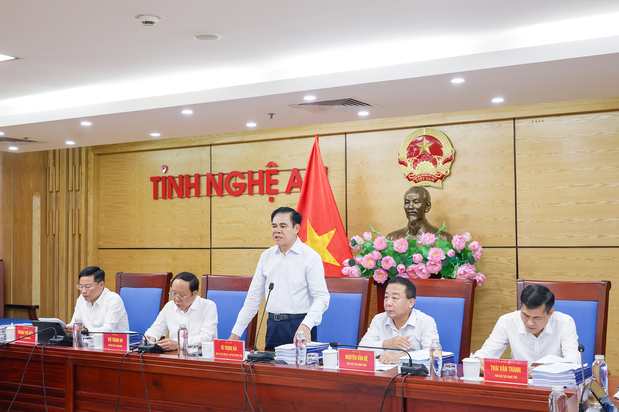 Chủ tịch UBND tỉnh Nghệ An Võ Trọng Hải phát biểu tại phiên họp.