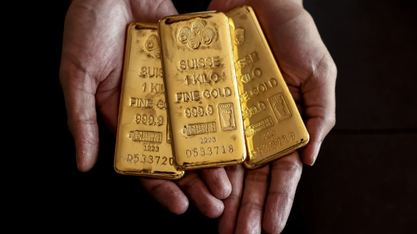 Vàng hồi lên 4.400 USD/oz, SPDR Gold Trust vẫn xả mạnh