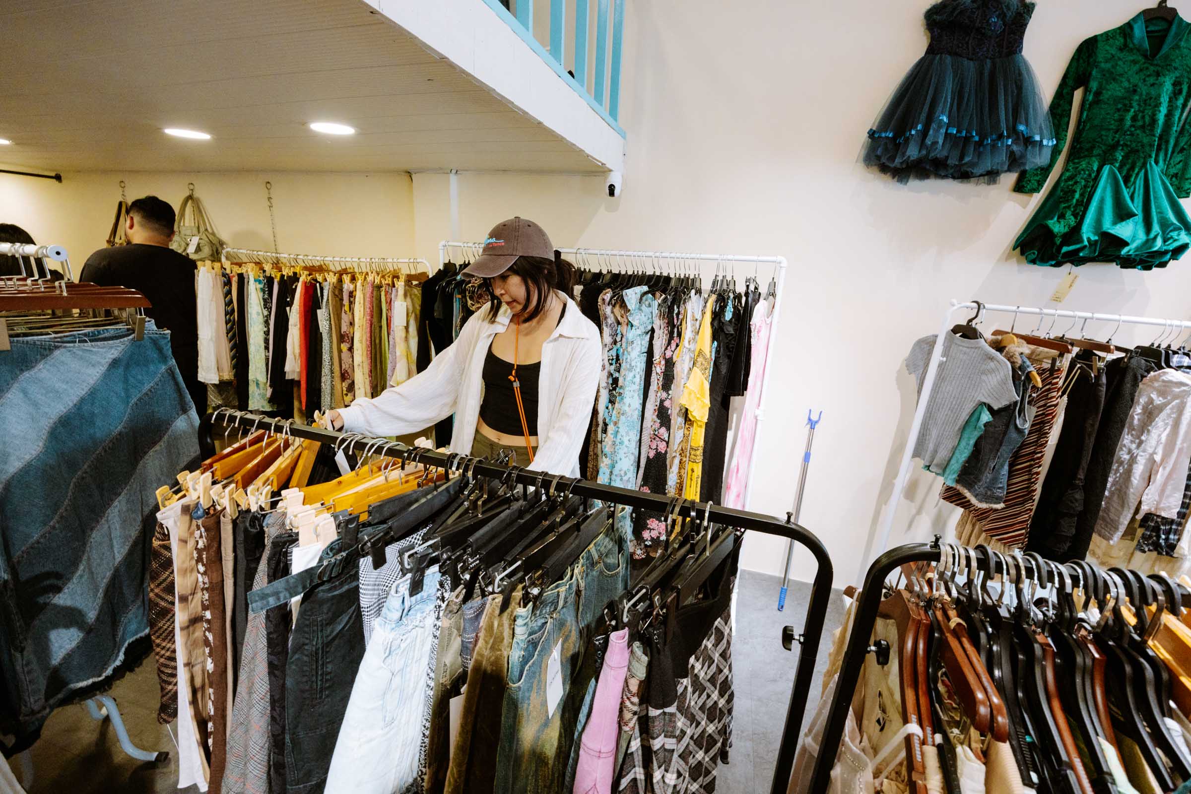 Tìm tới các "thrift shop" trở thành một cách tiếp cận thời trang với chi phí hợp lý.