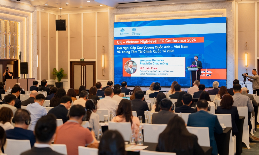 Đại diện Vương quốc Anh bàn giao báo cáo “Phát triển thị trường phái sinh hàng hóa