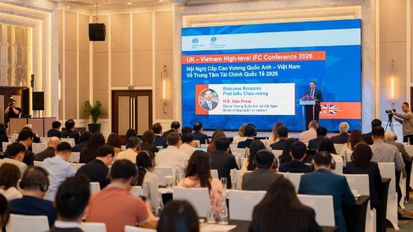 Đại diện Vương quốc Anh bàn giao báo cáo “Phát triển thị trường phái sinh hàng hóa