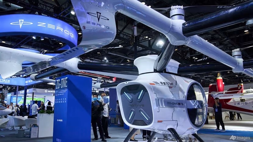 Nhân viên làm việc trên dây chuyền sản xuất drone tại một xưởng ở An Khánh, tỉnh An Huy. Ảnh: China Daily/REUTERS