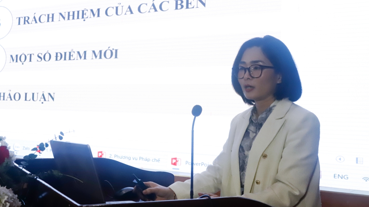 Bà Nguyễn Thị Thu Hà, Phó Chánh văn phòng PPP Cục Quản lý Đấu thầu Bộ Tài chính hướng dẫn các doanh nghiệp các quy định của pháp luật về đấu thấu lựa chọn nhà đầu tư dự án có sử dụng đất.