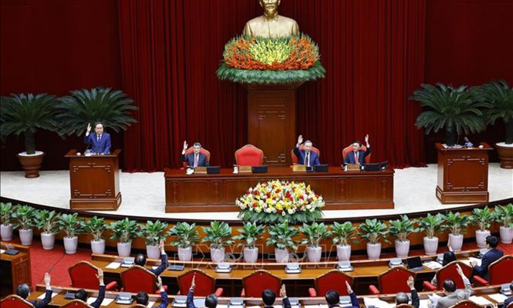 Đại biểu biểu quyết thông qua Nghị quyết Hội nghị lần thứ hai Ban Chấp hành Trung ương Đảng khoá XIV - Ảnh: TTXVN
