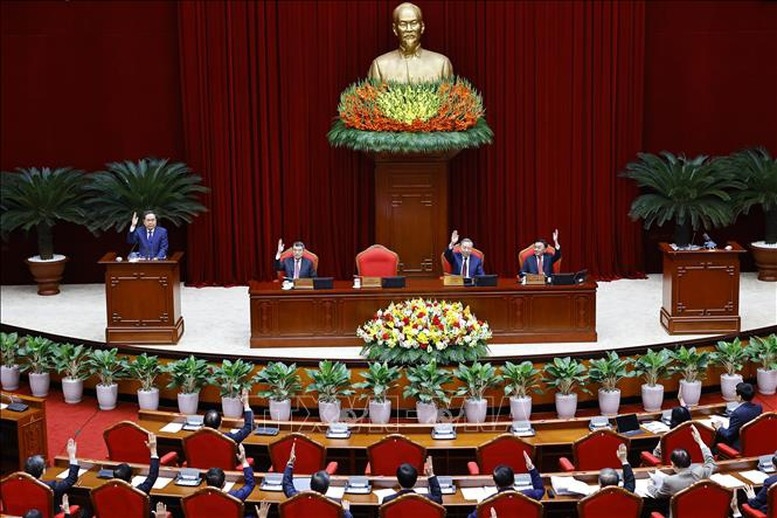 Đại biểu biểu quyết thông qua Nghị quyết Hội nghị lần thứ hai Ban Chấp hành Trung ương Đảng khoá XIV - Ảnh: TTXVN