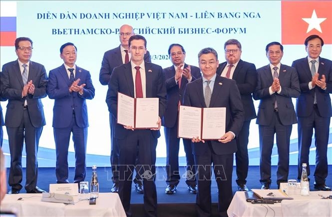 Thủ tướng Phạm Minh Chính chứng kiến trao văn kiện hợp tác giữa doanh nghiệp hai nước Việt Nam - Liên bang Nga. Ảnh: TTXVN