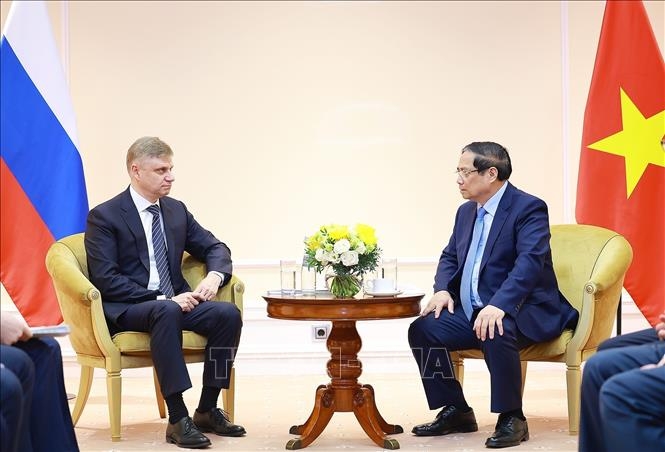 Thủ tướng Phạm Minh Chính tiếp ông Oleg Valentinovich, Giám đốc điều hành kiêm Chủ tịch Hội đồng quản trị Công ty Cổ phần Đường sắt Liên bang Nga. Ảnh: TTXVN