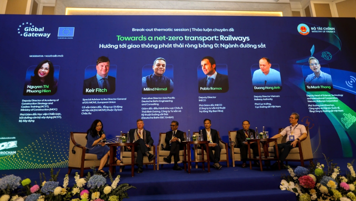 Toạ đàm “Hướng tới giao thông phát thải ròng bằng 0: Ngành đường sắt”. Ảnh: Việt Dũng