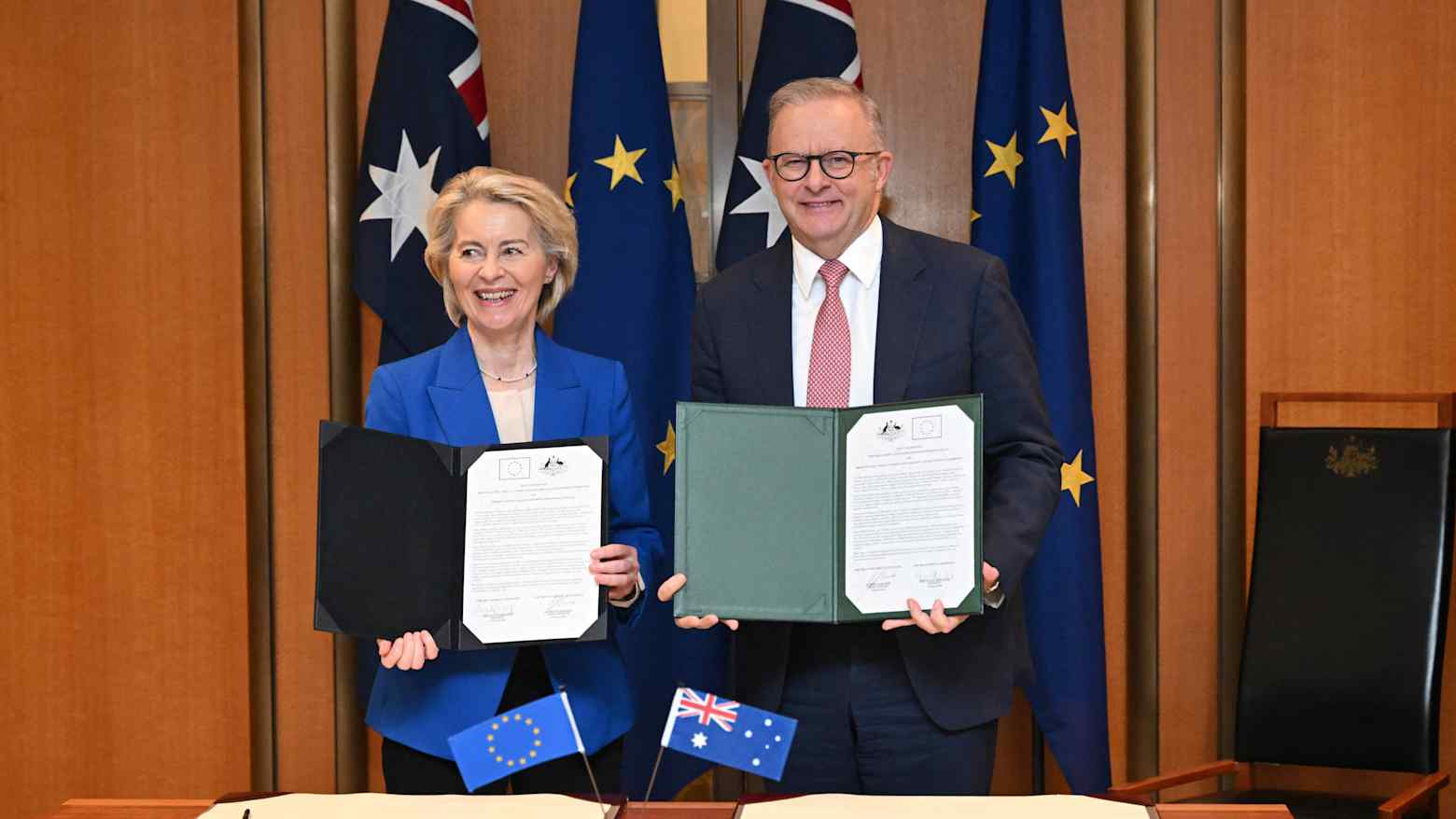Chủ tịch Ủy ban châu Âu Ursula von der Leyen và Thủ tướng Australia Anthony Albanese chụp ảnh sau khi ký thỏa thuận thương mại và quốc phòng tại Tòa nhà Quốc hội ở Canberra ngày 24/3 - Ảnh: Reuters