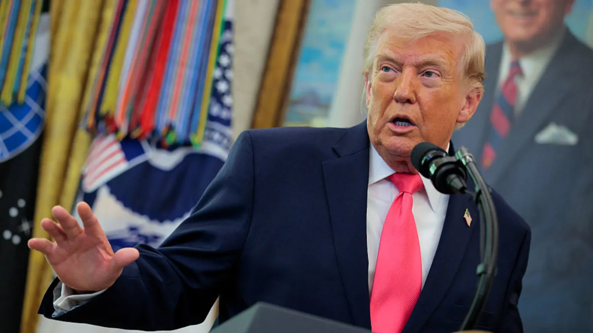 Tổng thống Mỹ Donald Trump phát biểu trong lễ tuyên thệ nhậm chức của Bộ trưởng An ninh Nội địa Markwayne Mullin tại Phòng Bầu dục, Nhà Trắng, Washington, ngày 24/3/2026 - Ảnh: Getty Images