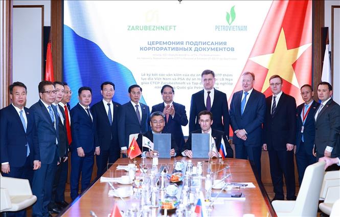 Thủ tướng Phạm Minh Chính và Phó Thủ tướng Liên bang Nga Alexander Novak chứng kiến ký kết hợp tác giữa Petrovietnam (PVN) và Zarubezhneft (Nga). Ảnh: TTXVN