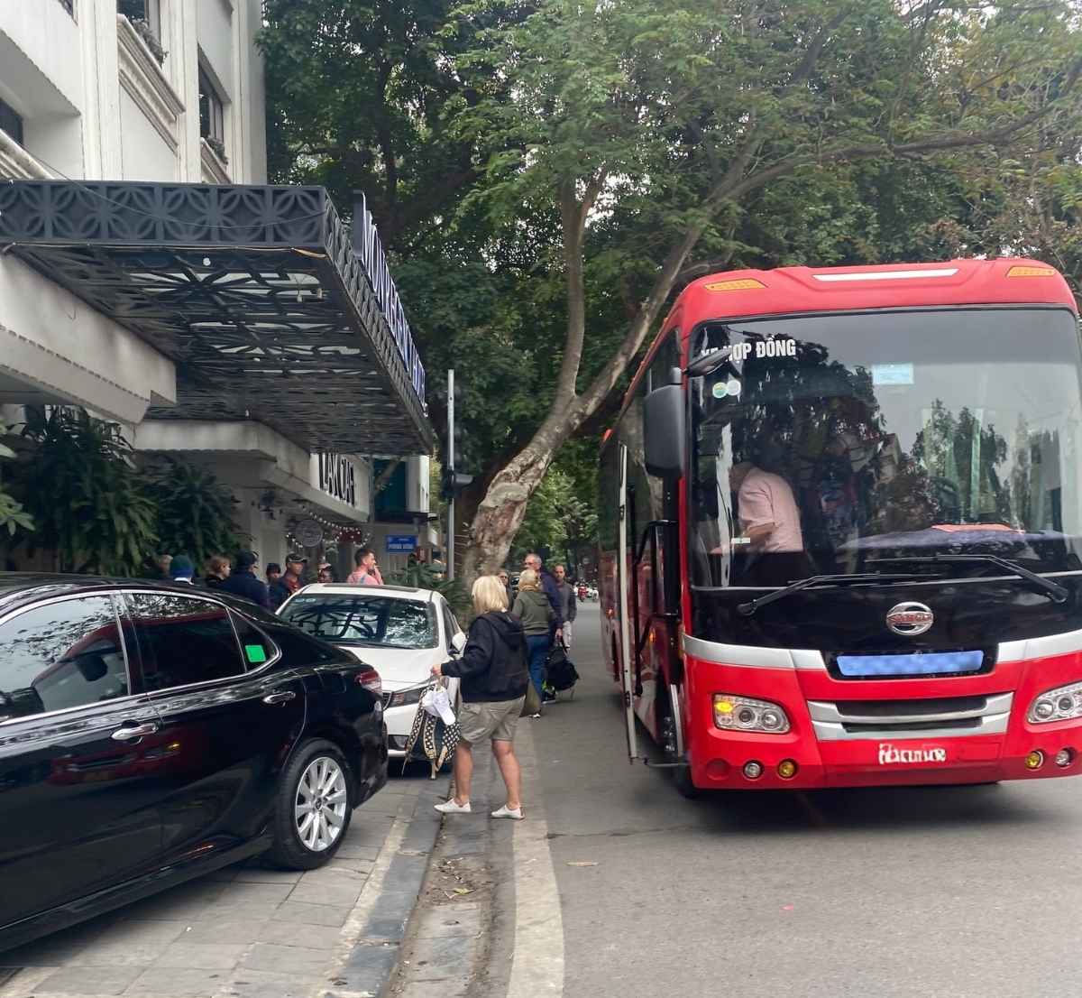 Thông thường, các chuyến xe chở khách du lịch thường khởi hành từ Hà Nội vào buổi sáng; trở về trả khách tại các khách sạn vào buổi chiều.