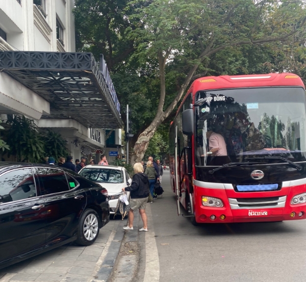 Thông thường, các chuyến xe chở khách du lịch thường khởi hành từ Hà Nội vào buổi sáng; trở về trả khách tại các khách sạn vào buổi chiều.