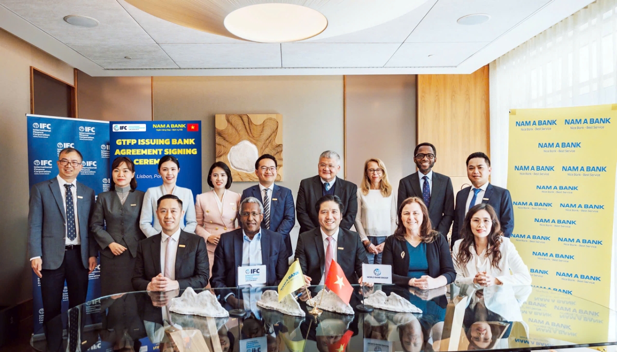 Trước đó, Nam A Bank và IFC đã ký kết hợp tác triển khai các sáng kiến chuyển đổi xanh trong VIFC - HCMC. Ảnh:&nbsp;Nam A Bank.