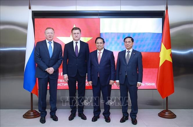 Thủ tướng Phạm Minh Chính cùng Phó Thủ tướng Liên bang Nga Alexander Novak, Tổng Giám đốc Công ty Zarubezhneft Sergei Kudryashov và Phó Thủ tướng Bùi Thanh Sơn chụp ảnh chung. Ảnh: TTXVN