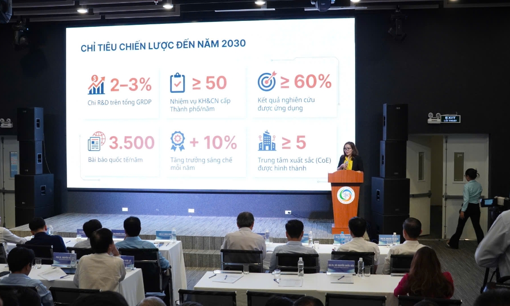 Đại diện Sở Khoa học và Công nghệ TP. Hồ Chí Minh trình bày Chương trình nghiên cứu khoa học và phát triển công nghệ giai đoạn 2026 – 2030, sáng 25/3.