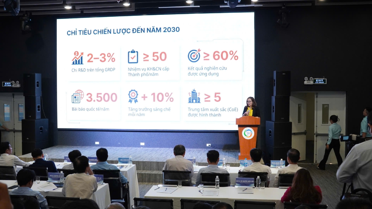 Đại diện Sở Khoa học và Công nghệ TP. Hồ Chí Minh trình bày Chương trình nghiên cứu khoa học và phát triển công nghệ giai đoạn 2026 – 2030, sáng 25/3.