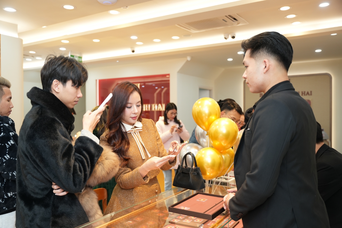 Khách hàng giao dịch tại cửa hàng - Ảnh: BTMH