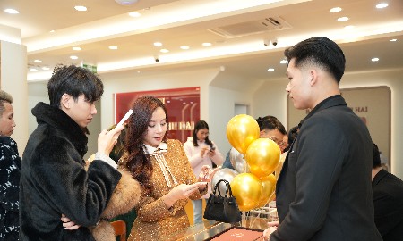 Khách hàng giao dịch tại cửa hàng - Ảnh: BTMH