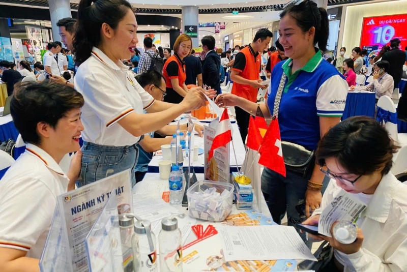 Hanoi’s job market heats up as firms raise recruitment standards