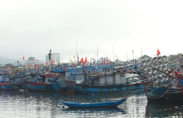 Tàu cá của ngư dân Đà Nẵng tiếp nguyên-nhiên liệu chuẩn bị ra khơi. Ảnh Ngô Anh Văn.